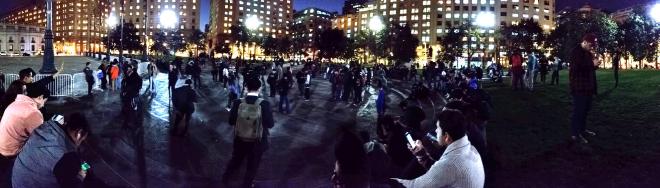 Imagen por <a href="https://twitter.com/Lornibaby/status/762782789880209412">@Lornibaby</a>: <em>Cerca de La Moneda, en el centro de #Santiago, se juega masivamente #PokemonGO.</em>