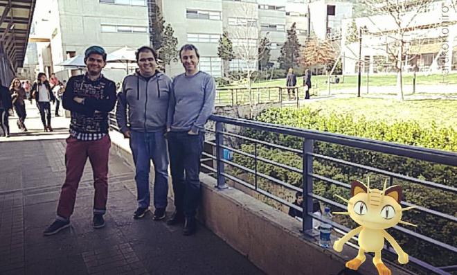 En la imagen, de izquierda a derecha: Eduardo Graells-Garrido, Alonso Astroza, Leo Ferres y Meowth en la Universidad del Desarrollo, después del lanzamiento del juego. Lamentablemente Loreto no pudo aparecer en la foto.