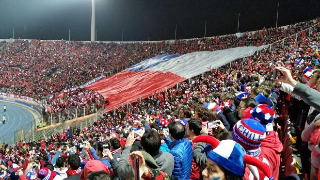 Fuente: <a href="https://commons.wikimedia.org/wiki/File:Bandera_Gigante,_partido_Chile_-_Uruguay,_Copa_Am%C3%A9rica_Chile_2015.jpg">Wikimedia Commons</a>.