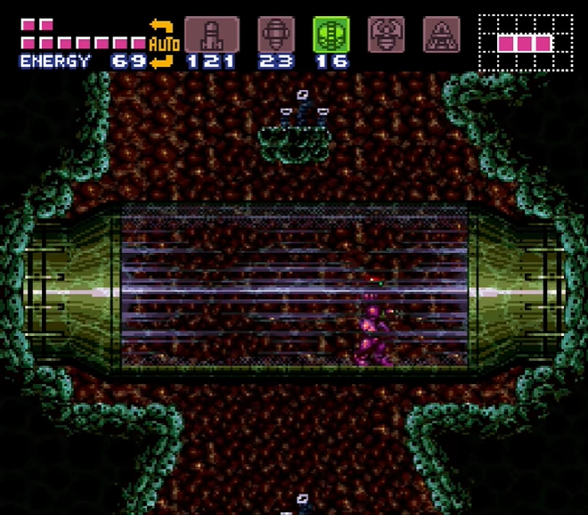 Figura 3: En <em>Super Metroid</em> se llega a Maridia a través de este túnel de vidrio. Inicialmente es solo un lugar de paso. Una vez avanzado el juego, se descubre que Maridia tiene mucho por explorar y para ello se debe hacer explotar este túnel utilizando una mecánica que no está documentada. Es responsabilidad de quien juega el descubrirla. Fuente: Nintendo.