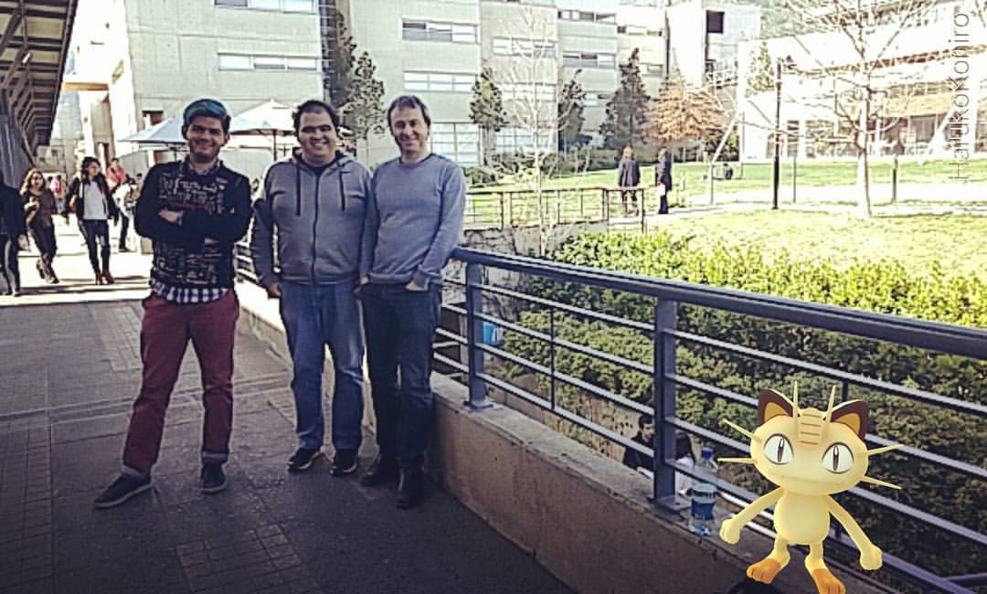En la imagen, de izquierda a derecha: Eduardo Graells-Garrido, Alonso Astroza, Leo Ferres y Meowth en la Universidad del Desarrollo, después del lanzamiento del juego. Lamentablemente Loreto no pudo aparecer en la foto.
