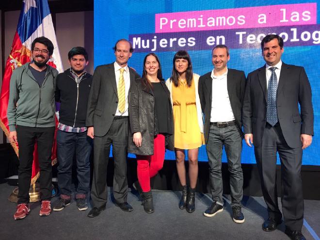 De izquierda a derecha: Diego Caro (investigador del IDS), @carnby, Fernando Rojas (decano de Ingeniería UDD), Loreto Bravo (directora del IDS), Francisca Varela (gestora de transformación digital), Leo Ferres (investigador del IDS), y Pelayo Covarrubias (director de Fundación País Digital). La foto es de la premiación de Francisca, que este año ganó el premio InspiraTEC, por su trabajo en el impulso del pensamiento computacional y la programación en mujeres de todas las edades.