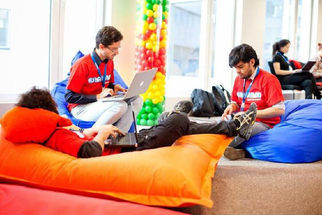 Junto a mis amigos Luca Chiarandini y Diego Sáez-Trumper en la EU Hackathon 2013, que se realizó en Google Bruselas y el Parlamento Europeo.