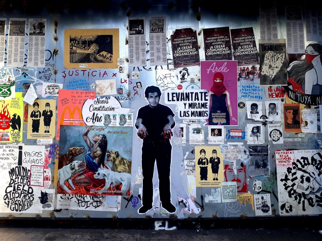 Manifestaciones en muros de la Alameda. Fuente: Rocío Mantis @ WikiCommons