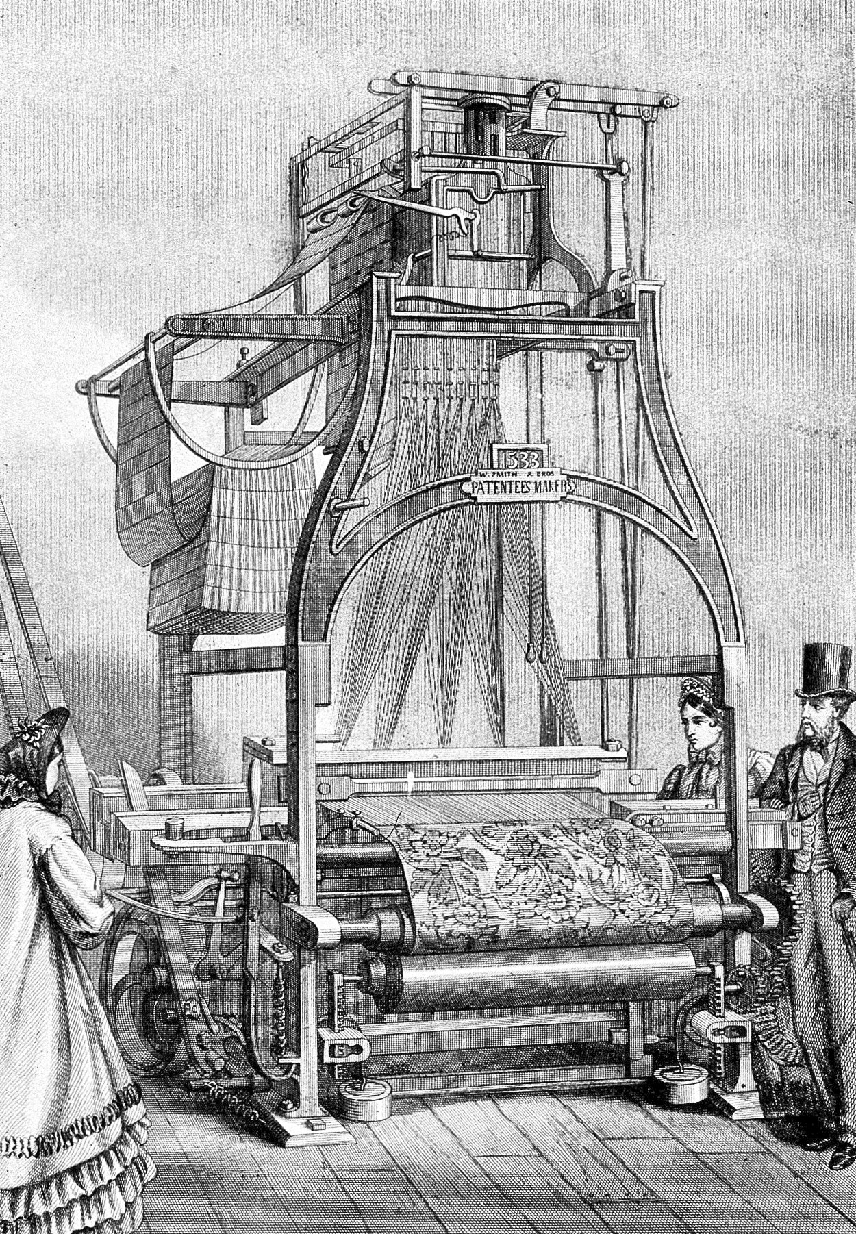 Grabado de un telar Jacquard con tres personas observando la tela que sale de la máquina.